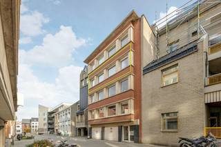 <p><span>Appartement de 2 chambres à coucher économe en énergie dans le centre de Malines</span></p><p><span> </span></p><p><span>Cet appartement prêt à être emménagé est situé dans le centre-ville de Malines. Sa situation centrale garantit que tout est accessible à pied ou à vélo. Pensez à la gare de Malines, aux transports en commun, aux magasins et aux écoles. </span></p><p><span> </span></p><p><span>L'appartement est situé au troisième étage. Il est accessible par ascenseur. En entrant dans l'appartement, vous pénétrez dans le hall d'entrée. Celui-ci donne un accès direct au salon. Les grandes fenêtres en font une pièce très lumineuse. Vient ensuite la cuisine. Elle est entièrement équipée : une cuisinière avec hotte, un réfrigérateur et un évier. Il y a deux chambres spacieuses avec des armoires encastrées. La salle de bains est équipée d'une baignoire et d'un lavabo. Il y a également des toilettes séparées et un placard de rangement. Il y a également un débarras au rez-de-chaussée. </span></p><p><span> </span></p><p><span>Disposition :</span></p><p><span>- hall d'entrée</span></p><p><span>- salon/salle à manger</span></p><p><span>- cuisine</span></p><p><span>- chambre 1</span></p><p><span>- chambre 2</span></p><p><span>- salle de bain</span></p><p><span>- toilettes séparées</span></p><p><span>- salle de stockage au rez-de-chaussée</span></p><p><span> </span></p><p><span>Généralités : </span></p><p><span>- compteurs séparés pour les services publics</span></p><p><span>- </span></p>