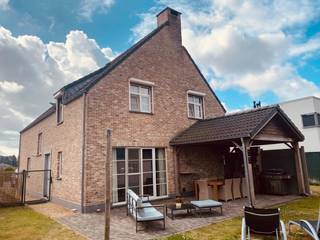 Op zoek naar een ruime en instapklare gezinswoning waar je je meteen thuis voelt? Deze uitstekend onderhouden woning combineert royale leefruimtes met 4 slaapkamers, een aangename tuin en heel wat comfort. Dankzij het EPC-label B (slechts 113 kWh/m² jaar), de zonnepanelen en de recente verwarmingsinstallatie is de woning bovendien helemaal klaar voor de toekomst:
-Leefruimte en eetplaats met houtkachel merk Barbas (35m²)
-Open keuken (22m²) volledig uitgerust met inductiekookplaat, dampkap, oven en dubbele spoelbak.
-Inkomhal (12m²) met apart toilet
-4 slaapkamers (21m²; 18m² + dressing; 10m²; 9m²)
-1 badkamer (11m²) voorzien van bubbelbad, dubbele lavabo, inloopdouche en toilet
-Garage (27m²) met wasmachine-aansluiting, geautomatiseerde sectionaalpoort en lavabo
-Volledig omheinde tuin met terras + overkapping en tuinhuis
Troeven:
EPC-label B – geen renovatieverplichting
Rustige ligging nabij centrum van Mollem
Goede bereikbaarheid via openbaar vervoer
Nieuwe condensatiegasketel + boiler (2025)
Rolluiken aan 3 slaapkamers
Vliegenramen
24 zonnepanelen met groenestroomcertificaten t.w.v. 1750 € per jaar (2030)
Alarmsysteem
Waterverzachter
Regenwaterput 5.000 liter met dompelpomp voor hergebruik van regenwater, onder meer voor de toiletten en buitenkraanaansluiting
Grote zolder
Kruipkelder
Interesse? Contacteer ons via 0471/04.49.34
GEEN IMMO