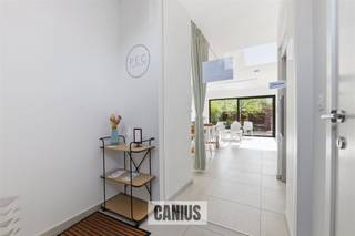 <p><span>WONING MET LIFT NABIJ HET CENTRUM</span></p><p><span> </span></p><p><span>Sint-Agneshof 6 te Sint-Truiden is de thuisbasis van deze hedendaagse woning. </span></p><p><span>We bevinden ons op wandelafstand van het bruisende centrum en vlakbij de ingang van natuurdomein Het Speelhof. </span></p><p><span>Eveneens het openbaar vervoer en de belangrijke invalswegen richting Hasselt, Tienen en Gingelom zijn vlakbij gelegen.</span></p><p><span> </span></p><p><span>Bij het betreden van de woning ontdekken we een inkomhal, een apart gastentoilet, een ruime leefruimte met open keuken en een berging.</span></p><p><span> </span></p><p><span>De eerste verdieping biedt een nachthal, een badkamer, twee slaapkamers en een berging.</span></p><p><span> </span></p><p><span>De zolderverdieping werd netjes afgewerkt, hier vinden we ook twee slaapkamers, een badkamer en de technische ruimte terug.</span></p><p><span> </span></p><p><span>Bijkomend beschikt deze woning over een aangenaam terras en voldoende parkeergelegenheid op de gratis parking van het Begijnhof.</span></p><p><span> </span></p><p><span>Als kers op de taart beschikt deze woning over een personenlift, dit maakt de woning geschikt voor jong en oud.</span></p><p><span>Momenteel is deze woning verhuurd, voor paramedische activiteiten, ideaal als investering of voor eigen bewoning.</span></p><p><span> </span></p><p><span>KORT SAMENGEVAT</span><span>:</span></p><p><span>Vraagprijs: € 445.000,00</span></p><p><span>Verkoop onder registratierechten (2% of 12%)</span></p><p><span> </span></p><p><span>Nieuwsgierig naar deze woning?</span></p><p><span>Maak snel een afspraak en kom ze ontdekken 078 78 30 39 <span>info@canius.be</span></span></p><p><span> </span></p><p><span>*Deze gegevens zijn louter ter informatieve titel. De vermelde oppervlaktes zijn slechts indicatie. Canius Real Estate kan niet verantwoordelijk gesteld worden voor de juistheid van de aan haar verstrekte gegevens. </span></p><p><span> </span></p>