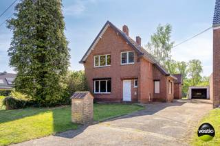 Te renoveren woning met veel potentieel op toplocatie in Heusden-Zolder<br /><br />Bent u op zoek naar een woning die u volledig naar eigen smaak kan renoveren? Dan is deze eigendom aan de Vunderstraat 38 in Heusden-Zolder zeker een bezoek waard.<br /><br />Deze woning is gelegen in een bijzonder rustige en groene straat, op een mooi perceel van maar liefst 9a79ca. Met een bewoonbare oppervlakte van ca. 196 m² biedt deze woning tal van mogelijkheden voor wie ruimte en potentieel zoekt.<br /><br />De woning dient volledig gestript en gerenoveerd te worden, maar vormt daardoor de ideale basis voor een totaalproject op maat. Dankzij de ruime oppervlakte en het perceel zijn er verschillende indelings- en renovatiemogelijkheden mogelijk, zowel voor gezinnen als voor investeerders.<br /><br />Momenteel wordt de woning verwarmd met mazout.<br /><br />Troeven:
<ul>
<li>Rustige en groene ligging</li>
<li>Perceel van 9a79ca</li>
<li>Bewoonbare oppervlakte van ca. 196 m²</li>
<li>Veel renovatie- en uitbreidingsmogelijkheden</li>
<li>Ideaal voor wie een woning volledig naar eigen smaak wil afwerken</li>
</ul>
Bent u op zoek naar een renovatieproject met potentieel op een mooie locatie? Neem dan gerust contact op met 0478 30 04 25 op michiel@vestio.com.