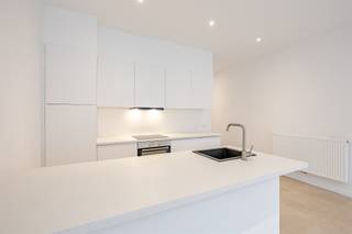 <p><span>Deze mooi ingerichte woning is gelegen in de Valerius De Saedeleerstraat te Aalst, op een ruim perceel van 2 are. De woning ligt op wandelafstand van de Grote Markt, station Aalst en verschillende scholen en kinderopvang. Via de inkomhal op het gelijkvloers krijgt men toegang tot een berging / wasplaats, een apart toilet en een ruime en lichtrijke woonkamer met open, ingerichte keuken. De woonkamer geeft achteraan zicht op de ruime tuin, voorzien van een aangelegd terras. Via de overloop op de eerste verdieping bereikt men de eerste, grote slaapkamer en een ingerichte badkamer met ligbad, inloopdouche en dubbel badkamermeubel. Op de tweede verdieping bevinden zich nog 2 ruime slaapkamers. Conforme elektriciteit, volledig asbestveilig,  EPC label B (148 kWh/m² jaar).</span></p><p><span> </span></p><p><span>ER WERD GEBRUIK GEMAAKT VAN RENDERS TER ILLUSTRATIE. AFMETINGEN KUNNEN AFWIJKEN VAN DE REALITEIT.</span></p><p><span> </span></p><p><span>Contacteer Timothy voor de opendeurdag van zaterdag 10 januari 2026 via het nummer 0474 /41. 28. 40.</span></p><p><span> </span></p>