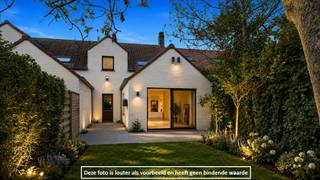 Leuke woning met heel wat potentieel, rustig gelegen in het charmante Vlissegem op enkele minuten van De Haan. Het huis vraagt om een opfrissing maar is bijzonder charmant en beschikt over een uitstekende indeling. <br /><br />Achteraan kunt u genieten van een grote en diepe tuin met rustgevende zichten op de achterliggende velden. Uiterst idyllisch.<br />(Het potentieel en de mogelijkheden van de tuin kunt zien in de fotoreportage, louter als voorbeeld)<br /><br />Indeling van het huis: inkomhal met een apart toilet, een aangename leefruimte met een hoog plafond en een schuifraam naar de tuin, een vrij ruime keuken en een inpandige garage met extra wasplaats. Mits het verwijderen van één muur kunt u de keuken volledig betrekken in de leefruimte wat het ruimtegevoel alleen maar zal versterken.<br />Op de eerste verdieping zijn er 3 volwaardige slaapkamers en een ruime badkamer met douche, ligbad en een extra toilet. Grote opbergzolder onder de nok.<br /><br />Een huis met een goede basis en zonder renovatieplicht. <br />Tevens 8 zonnepanelen aanwezig op het dak.<br /><br />Bezoeken of meer informatie?<br />Contacteer Willem Cauwels op tel. 050/89.27.70.