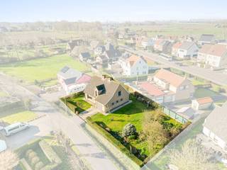 Deze te renoveren woning bevindt zich in de Kleine Molenstraat 4, op een rustige locatie vlakbij het centrum van Dudzele en omgeven door groen. Dankzij de aangename ligging geniet je hier van zowel rust als een vlotte bereikbaarheid.
Op het gelijkvloers vindt je een leefruimte en een aparte, ruime keuken. Deze ruimtes kunnen samengevoegd worden om één grote, open leefruimte te creëren. Verder beschikt de woning over een garage en een extra ruimte tussen de garage en keuken, ideaal in te richten als bijkeuken of praktische berging.
Op de verdieping bevinden zich twee bijzonder ruime slaapkamers van respectievelijk 24 m² en 17 m², een badkamer en een bergruimte. Dankzij de grote oppervlaktes en de aanwezige verloren ruimte onder de schuine daken kunnen hier eenvoudig drie volwaardige slaapkamers worden gecreëerd.
De woning beschikt bovendien over een zeer ruime zolder over de volledige oppervlakte van de woning, waar je rechtop kan staan. Deze ruimte kan naar eigen wensen nog worden ingevuld.
De woning staat op een mooi en ruim perceel, wat tal van mogelijkheden biedt voor tuinliefhebbers of wie extra buitenruimte weet te waarderen.
👉 Op zoek naar een woning met veel potentieel op een rustige en groene ligging? Contacteer Jens voor een bezoek via 0496 41 55 77 of jens@keyimmo.be