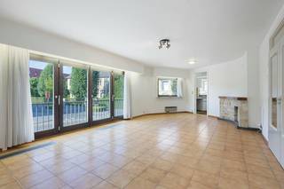 Appartement te koop in de Brugseweg 1 in Ieper op een boogscheut van de binnenstad. Dit appartement te koop beschikt over twee ruime kamers, terras, kelderberging en ruime garage. Ideaal voor wie op zoek is naar een ruim appartement met garage aan de Ieperse stadsrand.<br /><br />INDELING <br />Gelijkvloerse verdieping: Inkomhal - apart toilet - ruime lichtrijke woonkamer met aansluitende keuken - bering - twee ruime slaapkamers waarvan één rechtstreekse toegang heeft tot de badkamer - terras/balkon met terrasberging<br /><br />Verder heeft dit appartement nog een ruime kelderberging en garage inbegrepen in de verkoopprijs!<br /><br /><br /><br /><br />Dit pand is onderworpen aan de renovatieverplichting van de Vlaamse overheid voor residentiële gebouwen (behoudens bij sloop binnen 5 jaar na de aankoop). Consulteer voor meer informatie de website van het Vlaams Energie- en Klimaatagentschap via https://www.vlaanderen.be/een-woning-kopen/renovatieverplichting-voor-residentiele-gebouwen<br /><br />Bestuursmaatregelen in het maatregelenregister: nee<br /><br />Deze AI-visualisaties zijn bedoeld als inspiratie. Er werd geen rekening gehouden met technische specificaties, stedenbouwkundige voorschriften of de concrete mogelijkheden tot realisatie.