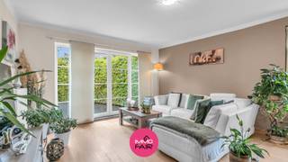 In het landelijke Hees, een rustige deelgemeente van Bilzen-Hoeselt, vind je dit ruime gelijkvloerse appartement met twee slaapkamers, een privatief terras en een garage. Je woont hier in een kleinschalige residentie met slechts twee wooneenheden, met circa 130 m² bewoonbare oppervlakte en een praktische indeling.<br /><br />De ligging combineert een landelijke omgeving met een vlotte bereikbaarheid. Maastricht ligt vlakbij en ook scholen, supermarkten en de centra van Bilzen, Riemst en Tongeren zijn goed bereikbaar.<br /><br />De indeling is als volgt:<br /><br />Via de inkomhal bereik je de verschillende vertrekken. De leefruimte van circa 35 m² biedt plaats aan een ruime eetkamer en een gezellige zithoek. Grote raampartijen laten volop daglicht binnen, terwijl de parketvloer voor een warme uitstraling zorgt.<br /><br />De aansluitende keuken van 31 m² is uitgerust met een inductiekookplaat, een vaatwasser en een ingebouwde combi-oven. Voldoende werk- en kastruimte maken deze keuken praktisch in gebruik.<br /><br />Er zijn twee slaapkamers van circa 17 m² en 13 m²: deze bieden allebei ruimte voor een tweepersoonsbed en bijkomende kasten.<br /><br />In de badkamer beschik je over een dubbele wastafel, een ruime inloopdouche en een ligbad. Het toilet is afzonderlijk. Daarnaast is er een aparte wasruimte met aansluitingen voor een wasmachine en droogkast en plaats voor extra opbergruimte.<br /><br />Het privatieve terras biedt een rustige plek om buiten te zitten. De inbegrepen garage zorgt voor een eigen parkeerplaats en bijkomende bergruimte.<br /><br />De belangrijkste troeven:<br /><br />- Gelijkvloers appartement met circa 130 m² bewoonbare oppervlakte<br />- Kleinschalige residentie met slechts twee wooneenheden<br />- Lichtrijke leefruimte van circa 35 m² met parketvloer<br />- Twee volwaardige slaapkamers van circa 17 m² en 13 m²<br />- Badkamer met dubbele wastafel, inloopdouche en ligbad<br />- Afzonderlijk toilet en aparte wasruimte<br />- Privatief terras en inbegrepen garage<br />- EPC-label C — 240 kWh/(m²·jaar)<br />- Elektrische keuring conform<br />- Landelijke ligging met een vlotte verbinding naar Maastricht en de omliggende centra<br /><br />Zoek je een ruime gelijkvloerse woonst met veel daglicht, een eigen buitenruimte en een garage? <br /><br />Neem contact op met Immofair via 089 390 990 of info@immofair.be en kom ontdekken wat dit appartement in het gezellige Hees jou te bieden heeft!