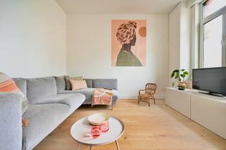 In het gezellige Breendonk bevindt zich dit charmante huisje dat meteen doet denken aan de warme, stijlvolle uitstraling van H&M Home. De combinatie van prachtige plankenvloeren, witte muren en authentieke deuren zorgt voor een sfeervol geheel waarin je je meteen thuis voelt. Ook buiten klopt het plaatje helemaal dankzij het leuke stadstuintje met gezellig terras en de praktische achteruitweg, ideaal om zonder gedoe fietsen of andere spullen achteraan binnen te brengen.<br />Binnen word je verrast door de vele gezellige ruimtes die elk hun eigen charme uitstralen. De woning verwelkomt je met een aangename woonkamer en eetkamer die mooi in verbinding staan met de keuken, wat zorgt voor een open en huiselijke sfeer. Ook de badkamer weet meteen te bekoren dankzij de prachtige vloertegeltjes die deze ruimte extra karakter geven. Op de eerste verdieping bevinden zich twee ruime en sfeervolle kamers. Via de trap bereik je vervolgens de supergezellige zolderkamer, een veelzijdige ruimte die perfect kan dienen als extra slaapkamer, hobbyruimte of zelfs opgesplitst kan worden in twee bijkomende kamers.<br />Daarnaast beschikt de woning over een droge kelder die ideaal is als extra opbergruimte. Praktisch comfort is hier eveneens aanwezig: de woning is energiezuinig, de elektriciteit is conform en er is geen asbest aanwezig. Kortom, een instapklare en bijzonder gezellige woning waar charme, comfort en praktische troeven perfect samenkomen.