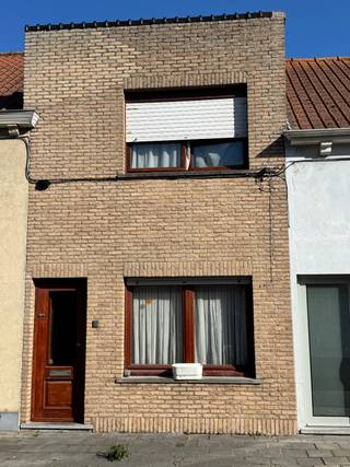 Deze woning bestaat uit: inkomhal - living - keuken - badkamer - berging - toilet - 2 slaapkamers - garage.Vrij 1/10/2025. Huurprijs 795 €/mnd...