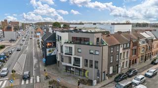 <p>Ontdek deze prachtige penthouse op de 3e verdieping, die gelegen is in het centrum van Deinze, op wandelafstand van het station, winkels en alle nodige voorzieningen. Dit exclusieve appartement combineert modern comfort met een ideale ligging.</p><p></p><p>Deze penthouse beschikt over 2 terrassen, een zonnig terras aan de living en een kleiner terras aan de slaapkamer.</p><p>De strakke en moderne keuken is volledig uitgerust met hoogwaardige toestellen, waardoor koken een waar plezier wordt.</p><p>Er zijn twee ruime slaapkamers met grote raampartijen, die zorgen voor een open en luchtig gevoel.</p><p>De stijlvolle badkamer is voorzien van een ruime inloopdouche, die een aangename en luxueuze ervaring biedt.</p><p></p><p>Bovendien is er extra comfort dankzij de vloerverwarming, die doorheen de leefruimte en badkamer loopt.</p><p>Alsook de hoogwaardige afwerking met parketvloer en smeedijzeren deur.</p><p>De aanwezigheid van 9 zonnepanelen is een groot pluspunt.</p><p></p><p>€ 70 provisie</p>