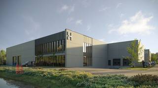 Het bedrijfsgebouw op een terrein van 4.218 m², waarvan 2.085 m² magazijnruimte en 454 m² kantoorruimte, is gunstig gelegen nabij de belangrijkste invalswegen van Eeklo. De site beschikt over een vlotte verbinding met de E34, waardoor er een uitstekende bereikbaarheid is richting Gent, Brugge en Antwerpen. Bovendien zal de toekomstige Nieuwe verbindingsweg rond het Eeklo-centrum zorgen voor een nog vlottere en meer efficiënte bereikbaarheid, in het bijzonder voor het vrachtverkeer.<br /><br />Het gebouw beschikt over een vrije hoogte van 8 meter, met buitenwanden uit gladde, geïsoleerde betonpanelen en een polybetonvloer. Het dak is voorzien van meerwandige polycarbonaat lichtstraten voor natuurlijke lichtinval en voldoet aan de strengste isolatienormen (U = 0,22 W/m²K). Elke unit is uitgerust met geïsoleerde sectionaalpoorten en laadkades. De kantoren, verdeeld over het gelijkvloers en verdiep, worden volledig instapklaar opgeleverd en bieden een functionele indeling. Tevens veel parkeermogelijkheden en ruime manoeuvreerruimte voorzien.<br /><br />Contacteer PANORAMA B2B voor bijkomende informatie, plannen of een vrijblijvend plaatsbezoek via 09 219 90 20.