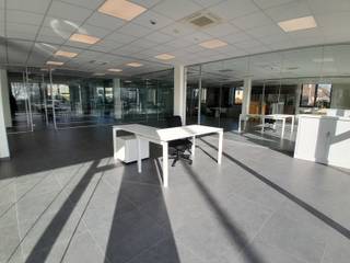 ENERGIENEUTRALE KANTOORRUIMTE van 64,50m² TE HUUR IN MAASEIK.EXTRA INFORMATIE- Maandelijkse huurprijs: vanaf 1.153 EUR.- Maandelijkse...