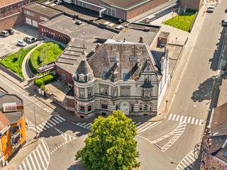 <p>HANDELSPAND / CAFÉ OP TOPLIGGING IN HET CENTRUM!</p><p>Authentieke horecazaak met karakter en uitstekende zichtbaarheid, gelegen op een commerciële toplocatie op wandelafstand van de Markt. Dankzij de charmante uitstraling en de ruime indeling vormt dit pand de ideale uitvalsbasis voor een café, brasserie of andere horecaconcepten.</p><p>INDELING:<br />Gezellige verbruikszaal met authentieke elementen, barruimte, diverse praktische nevenruimtes en een volledige onderkeldering. Op de bovenliggende verdiepingen bevinden zich bijkomende ruimtes die tal van mogelijkheden bieden voor stockage, kantoren of andere ondersteunende functies.</p><p>Voor wie is dit pand ideaal?<br />♦ Voor horeca-uitbaters die een zaak met uitstraling zoeken.<br />♦ Voor ondernemers die willen genieten van een centrale ligging en goede zichtbaarheid.<br />♦ Voor investeerders die potentieel zien in een karaktervol handelspand.</p><p>Bezoek na afspraak met Immo Beguin, jouw vastgoedexpert sinds 2009.<br />✉️ info@immobeguin.be</p>