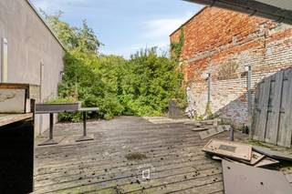 Ben je op zoek naar een eigendom vol karakter, ruimte en mogelijkheden op een strategische locatie in Aalst? Deze te renoveren <strong>handelswoning op een perceel van 220 m² i</strong>n de Gentsestraat biedt het perfecte canvas voor wie wil wonen, ondernemen of herontwikkelen. Het pand leent zich dankzij het royale volume uitstekend voor een combinatie van wonen en werken—zoals een handelszaak, vrij beroep, kantoor of atelier—maar biedt mits de nodige vergunningen ook fantastische opportuniteiten voor een volledige herbestemming naar een riante eengezinswoning. <strong>Een verrassende troef is de achtergelegen, gezellige stadstuin: een heerlijk rustige plek om te ontspannen, en dat op wandelafstand van het bruisende stadscentrum. </strong>Bovendien ondergaat de Gentsestraat momenteel een complete vernieuwing; deze heraanleg zorgt niet alleen voor een aantrekkelijk, modern en vlot bereikbaar straatbeeld, maar betekent op termijn ook een absolute meerwaarde voor de vastgoedwaarde. Kortom, een veelzijdige eigendom met een enorm potentieel op een toplocatie in volle opwaardering. Grijp jij deze kans om hier jouw droomproject te realiseren? Neem vandaag nog contact met ons op via stephanie@immodelestre.be. <br />EPC LABEL: E - Renovatieplicht. 