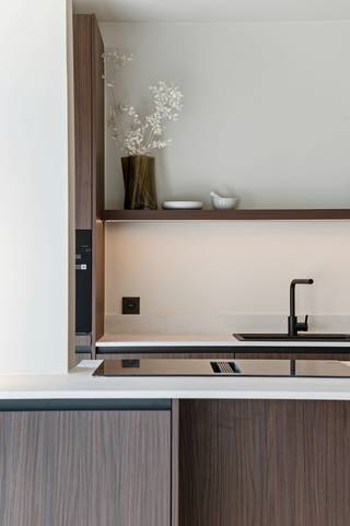 <p>Welkom in jouw nieuwe thuis! Op de vijfde verdieping van deze piekfijn onderhouden residentie, die bovendien de naam ‘De Merode’ draagt, ontdek je dit prachtige appartement.</p>
<p>Met een oog voor stijl én detail werd elke ruimte zorgvuldig vernieuwd met gebruik van kwaliteitsvolle materialen! Dit komt volledig tot zijn recht in de lichtrijke leefruimte welke werd voorzien van een mooie, natuurlijke eiken parket, die naadloos doorloopt tot in de luxueuze open keuken. Deze is uitgerust met hoogwaardige materialen waaronder het keramische werkblad en werd daarnaast in een trendy notelaar-jasje gestoken, wat zorgt voor een verfijnde look-and-feel! Verder zijn er 3 slaapkamers (14 m², 10 m² & 8 m²) die rechtstreeks toegang bieden tot 2 uiterst zonnige terrassen, dé ideale plek voor ontspanning! Tot slot is er nog een praktische berging voorzien met aansluitingen voor was- en droogmachine én uiteraard een stijlvolle badkamer met een ruime inloopdouche, dubbele lavabo in meubel en handdoekradiator. Het toilet is apart.</p>
<p>Kortom, een instapklaar pareltje waar je enkel nog hoeft uit te pakken en te genieten!</p>
<p>Mogelijkheid tot het aankopen van een <strong>autostaanplaats</strong> à € 15.000,00. <br /><strong>Fietsenstalling</strong> <strong>aanwezig</strong>: via de automatische garagepoort rijd je moeiteloos naar binnen!</p>
<p><strong>Maandelijkse kosten: </strong>€ 220,00 (inclusief verwarming, water, dagelijkse schoonmaak, <strong>inwonende</strong> <strong>conciërge</strong>, onderhoud lift, etc.)</p>
<p><strong>Technische gegevens: kelderberging aanwezig! </strong>10 jaar garantie op de keukenkasten + 5 jaar garantie op de toestellen! High-end ledverlichting met 5 jaar garantie, alle sanitaire en elektrische leidingen werden vernieuwd, inclusief verlichting. Verwarming op gas (collectief) via een condenserende ketel, HR-beglazing in aluminium.</p>
<strong>Stedenbouwkundige inlichtingen en bodemattest in aanvraag. Asbestveilig (maar mogelijk niet asbestvrij). Bevindt zich niet in een risicozone voor overstromingen (P-score D en G-score C). Renovatieverplichting niet van toepassing.</strong>