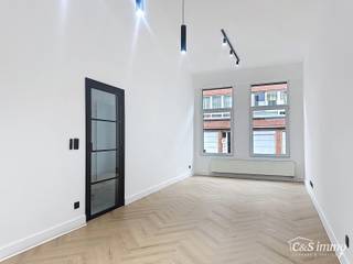 In een rustige straat, maar toch centraal gelegen, bevindt zich deze volledig gerenoveerde woning met onderhoudsvriendelijke tuin. De woning werd...