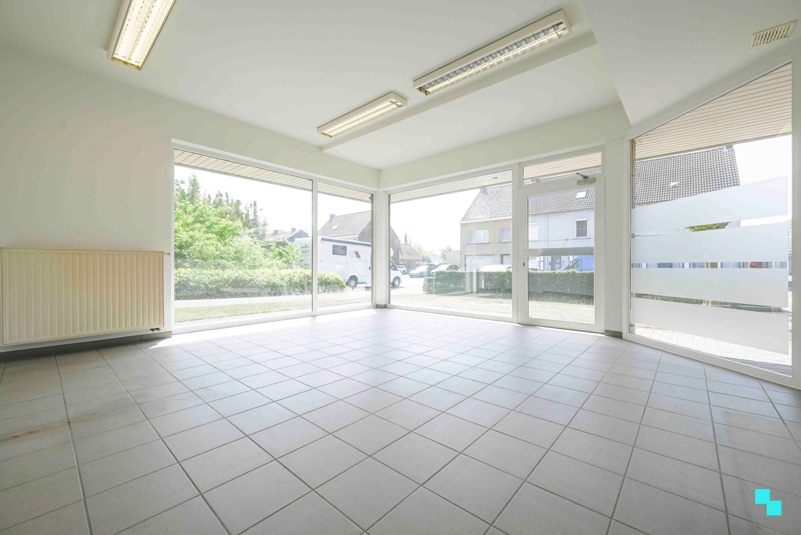 Handelsruimte op toplocatie in Oostrozebeke - foto 3