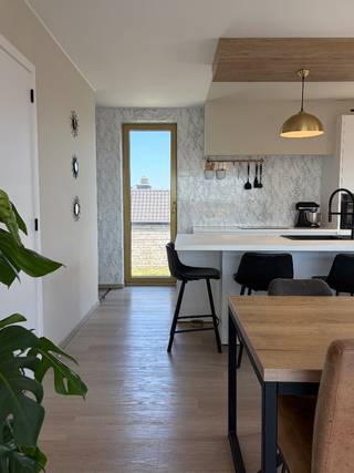 Dit prachtige, lichtrijke penthouse in Lier biedt een unieke combinatie van comfort, openheid en privacy. Doordat er geen directe buren grenzen aan het appartement, geniet u van een uitzonderlijk ruimtelijk gevoel en beschikt de woning over ramen rondom. Hierdoor baadt de leefruimte de hele dag in natuurlijk licht en ontstaat er een bijzonder aangename woonbeleving.<br /><br />De ruime leefruimte met open keuken vormt het hart van de woning en sluit aan op het ruime terras. Het terras wordt volledig omringd door een verzorgd groendak, waar niemand anders toegang toe heeft. Dit zorgt voor een groene, rustige omgeving en een extra gevoel van privacy en openheid.<br /><br />Het penthouse beschikt over twee volwaardige slaapkamers, waarvan één momenteel ingericht is als dressing met semi-ingebouwde kasten. Verder is er een praktische berging naast de keuken, een badkamer, een aparte wc en een inkomhal met ruimte voor een vestiaire. Vloerverwarming zorgt voor extra comfort en een aangenaam binnenklimaat. Er zijn bovendien reeds wachtleidingen voorzien voor de toekomstige installatie van airconditioning, waardoor deze eenvoudig kan worden geplaatst.<br /><br />De ligging is ideaal: op wandelafstand van het centrum van Lier, rustig gelegen net binnen de ring, maar met een vlotte verbinding naar de belangrijkste invalswegen. Ondanks de nabijheid van de ring ervaart u in het appartement nauwelijks geluidsoverlast. Bovendien is er voldoende parkeergelegenheid in de straat voor bezoekers.<br /><br />De woning wordt verkocht inclusief een eigen parkeerplaats, een extra ondergrondse berging, een gemeenschappelijke fietsenstalling en toegang tot de gemeenschappelijke tuin. De ondergrondse parking is bereikbaar via een autolift.<br /><br />Prijs inclusief parkeergarage en ondergrondse berging. Overname meubels is bespreekbaar. <br />Wenst u dit unieke penthouse zelf te ontdekken? Op zondag 4 oktober vindt er een kijkdag plaats. Bezoekmomenten kunnen worden ingepland op het nummer +32474128932