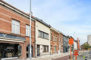 ZELF NIET ONMIDDELLIJK BEWOONBAAR: INVESTERING IN VASTGOED OP LIJFRENTE! MEER INFO: https://www.immo2life.be/nl/te-koop-op-lijfrente?view=detail&id=1267 Het boeket bedraagt 75.000 EURO en de maandelijkse rente 709 EURO. Deze rente moet betaald worden gedurende een maximumtermijn van 15 jaar. Na deze periode behoudt de verkoper (M 72 jaar) het levenslang gratis recht van bewoning. U zal NOOIT de geschatte waarde van 320.000 EURO betalen. Bovendien blijft de betaling van de onroerende voorheffing ten laste van de verkoper zolang hij het recht van bewoning behoudt.Het betreft een gunstig gelegen stadswoning met 3 slaapkamers, aparte garage (26 m²) en gezellige binnenkoer, gelegen op een perceel van 136 m² nabij het centrum van Boom. Deze woning was een voormalige antiekwinkel en heeft heel wat authentieke en karaktervolle elementen. Dankzij de centrale ligging geniet u van een vlotte bereikbaarheid met winkels, scholen en openbaar vervoer in de nabije omgeving (mobiscore 8,7/10). Het centrum van Boom bevindt zich op korte afstand, net als belangrijke verbindingswegen zoals de A12 en de N16, die zorgen voor een snelle aansluiting richting Antwerpen, Brussel en Mechelen.De eigenaar heeft geen rechtstreekse erfgenamen en wenst zo lang mogelijk te blijven wonen in zijn vertrouwde woning en te genieten van zijn oudere dag. In 2024 werden het zadeldak en de platte daken volledig vernieuwd én geïsoleerd, bovendien werden er ook nieuwe dakgoten geplaatst.De indeling is als volgt:Gelijkvloers: inkomhal met trap naar de kelder en de 1ste verdieping, ruime en gezellige leefruimte, bureau, lichtrijke keuken, apart toilet. Via de keuken bereikt men de binnenkoer en de aparte garage die uitkomt in de Advokaatstraat.1ste verdieping: nachthal met vaste trap naar de zolderverdieping, 2 slaapkamers, badkamer (voorzien van douche, wastafel en toilet).Zolderverdieping: een volledig geïsoleerde ruimte met 3de slaapkamer.Kelderverdieping: droge, praktische kelder.