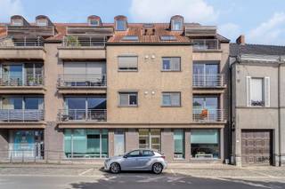 <p><span>Energiezuinig 1-slaapkamer, leuk gelegen en toch rustig in het centrum van Avelgem. Via de inkom kom je in de leefruimte met semi-open keuken (alle toestellen ingebouwd). Veel lichtinval heb je via de ramen. Via het schuifraam kom je op een klein terras. Het grote terras vind je achteraan achter de grote slaapkamer. De badkamer omvat een ligbad met douchescherm en een wastafel. Een berging en apart toilet vervolledigen het appartement. Via een automatische toegangspoort kom je aan de carport. </span></p><p><span> </span></p><p><span> </span></p>