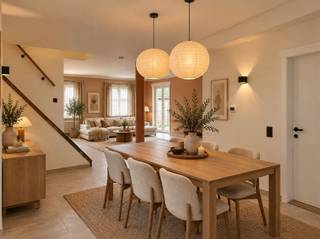 <h3><span>Charmante woning in Spaanse stijl met verrassend veel ruimte</span></h3><p><span>* 2 en 3de foto's zijn impressiefoto's en geven een idee van hoe de leefruimtes ingericht kunnen worden.</span></p><p><span>Op zoek naar een woning met karakter, ruimte én mogelijkheden? Deze charmante woning combineert een warme, zuiderse uitstraling met een praktische indeling en biedt heel wat mogelijkheden om er volledig je eigen thuis van te maken.</span></p><p><span>Bij het binnenkomen word je verwelkomd in een verzorgde inkomhal met </span><span>ingemaakte kasten, vestiaire en schoenkast</span><span>. De ingebouwde spots zorgen voor een sfeervolle uitstraling.</span></p><p><span>De </span><span>ruime en lichtrijke leefruimte</span><span> vormt het hart van de woning en sluit mooi aan op de eetkamer. Dankzij de aanwezige ruimte zijn er bovendien verschillende mogelijkheden om de leefruimte verder open te trekken en naar eigen smaak in te richten.</span></p><p><span>De keuken beschikt over een </span><span>gasvuur en oven</span><span> en biedt nog mogelijkheden voor verdere inrichting of modernisering.</span></p><p><span>Op het gelijkvloers bevinden zich maar liefst </span><span>vier volwaardige slaapkamers</span><span>. De kamers zijn praktisch ingericht en beschikken over ingemaakte kasten en een bureau. Eén van de kamers doet momenteel dienst als sfeervolle kinderkamer. Een slaapkamer achter de leefruimte kan bovendien eenvoudig bij de woonkamer worden betrokken door de bestaande gyprocwand te verwijderen. Zo ontstaat een </span><span>ruime, open leefruimte met een aangenaam zicht richting de tuin</span><span>.</span></p><p><span>Verder beschikt het gelijkvloers over een </span><span>aparte berging, gastentoilet, wasruimte en garage</span><span> met manuele poort. De badkamer is uitgerust met een </span><span>ligbad, dubbele lavabo en toilet</span><span>.</span></p><p><span>Ook de eerste verdieping biedt extra mogelijkheden. Hier vinden we verschillende </span><span>polyvalente ruimtes</span><span>, waaronder een bijkomende slaapkamer en een ruimte die perfect dienst kan doen als kinderkamer, hobbyruimte of bureau. Daarnaast is er een </span><span>tweede badkamer met inloopdouche, dubbele lavabo en toilet</span><span>.</span></p><p><span>Als extra troef beschikt de verdieping over een </span><span>aangenaam dakterras</span><span>, ideaal om in alle rust te genieten van een zonnige namiddag.</span></p><p><span>Een woning met een warme, zuiderse sfeer, veel ruimte en tal van mogelijkheden om er jouw eigen thuis van te maken.</span></p><p><span>Troeven op een rijtje:</span></p><ul><li><span>Charmante Spaanse/zuiderse stijl </span></li><li><span>Ruime en lichtrijke leefruimtes </span></li><li><span>5+ slaapkamers/mogelijke kamers </span></li><li><span>2 badkamers </span></li><li><span>Dakterras </span></li><li><span>Garage </span></li><li><span>Veel ingemaakte kasten </span></li><li><span>Verschillende mogelijkheden tot herinrichting </span></li><li><span>Ideaal als gezinswoning </span></li></ul>