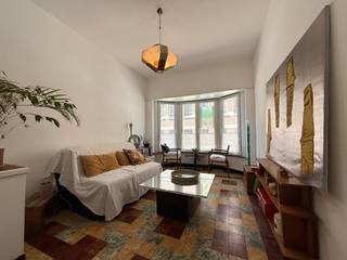 Dit te huur pand is gelegen in een kleinschalige residentie met slechts twee appartementen in de Henegouwenstraat in Gent. Dankzij de centrale ligging geniet u hier van een uitstekende bereikbaarheid en een ideale uitvalsbasis in de stad. Op wandel- en fietsafstand bevinden zich verschillende winkels, supermarkten, scholen, horeca en ontspanningsmogelijkheden.<br /><br />Via de gemeenschappelijke traphal, die u deelt met slechts één medebewoner, bereikt u het appartement. Aan de straatzijde op de eerste verdieping bevindt zich de lichtrijke leefruimte met aangename raampartijen. Aan de andere zijde van de hal, aan de achterkant van het gebouw, vindt u de keuken, een apart toilet, praktische opbergruimte en een kleine veranda. Op de tweede verdieping splitst de gemeenschappelijke hal het appartement op in twee bijzonder ruime slaapkamers, waarvan één beschikt over een eigen badkamer. Als extra troef hoort er bij het pand eveneens een fietsenstalling.<br /><br />Dit authentieke huurpand is beschikbaar vanaf 01/07/2026 voor een maandelijkse huurprijs van €695. De kosten voor EGW zijn apart ten laste van de huurder. Er wordt gewerkt met een huurcontract van 3 jaar en het plaatsen van een domicilie is verplicht.<br /><br />Dit pand graag zelf met uw eigen ogen ontdekken? Neem dan contact op door een mailtje te sturen naar gent@immofrancois.be. Tot binnenkort!<br /><br />