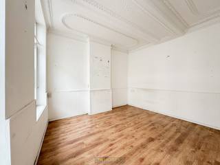 HANDELSRUIMTE, ideaal voor wie op zoek is naar een PRAKTISCHE LOCATIE om een zelfstandige activiteit of kantoor te vestigen. Gelegen in de gekende Hoogstraat, geniet deze ruimte van een UITSTEKENDE VISIBILITEIT en een CONSTANTE PASSAGE, waardoor klanten of cliënten u vlot weten te vinden. Dankzij de GROTE RAAMPARTIJ aan de straatzijde komt er veel natuurlijk licht binnen, wat bijdraagt aan een UITNODIGENDE SFEER en VISIBILITEIT. Bovendien bevindt u zich hier op WANDELAFSTAND van het stadscentrum, winkels, openbaar vervoer en andere voorzieningen, wat de BEREIKBAARHEID en AANTREKKINGSKRACHT van deze locatie alleen maar versterkt. <br /><br />Adres: Hoogstraat 15 te Ronse<br /><br />EPC: 280 kWh/m², G-score A + P-score A, Geen renovatieverplichting van toepassing