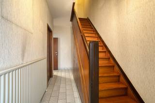 Ontdek deze solide woning met tuin, gelegen te Grimbergen. Dit renovatieproject biedt een uitstekende basis voor wie op zoek is naar een karaktervolle woning met veel potentieel. De locatie is ronduit top: in een vernieuwde straat met veel groen, op wandelafstand van winkels, openbaar vervoer, goede verbindingen met de RING en A12 en het centrum van Grimbergen, Meise en Wolvertem.IndelingDe woning bestaat uit een inkomhal, leefruimte met veel lichtinval en aansluitend een eetkamer, keuken, wasberging, wc en polyvalente ruimte. Op de eerste verdieping bevinden zich drie slaapkamers en een badkamer met ligbad, lavabo en toilet.De zolder is bereikbaar via een vaste trap en biedt tal van inrichtingsmogelijkheden — extra slaapkamers, bureau of hobbyruimte, naar wens te moderniseren. Daarnaast beschikt de woning over een kelder, een garage met oprit voor meerdere wagens en een goed onderhouden tuin waar het heerlijk vertoeven is.Karakteristieken- Perceel: 4a 09ca- Solide constructie met veel potentieel- 3 kamers- In te richten zolder met extra mogelijkheden- Garage en oprit- Ruime tuin met privacy- Ideale ligging nabij centrum, winkels, scholen en openbaar vervoer- EPC F, aldus renovatieplicht binnen 5jDeze woning is de perfecte kans voor wie op zoek is naar een degelijke gezinswoning met karakter en de wens heeft om alles naar eigen smaak te vernieuwen. Dankzij de gunstige ligging en het potentieel vormt dit pand een uitstekende investering voor de toekomst.Contacteer ons snel voor een bezoek via 02 460 80 46 of info@structura.be