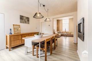 [[ DIT PAND NEEMT DEEL AAN DE ERA OPEN HUIZEN DAG OP 19/9 VAN 14:30 TOT 15:30 ]]
De woning bevindt zich in het rustige Stasegem op een boogscheut van het Provinciedomein De Gavers. Dankzij deze centrale ligging zijn zowel scholen, horecazaken, winkels en supermarkten vlakbij, wat dit huis bijzonder aantrekkelijk maakt voor gezinnen. Dankzij de vlotte verbinding richting Kortrijk, Waregem en de E17 geniet je ook van een uitstekende bereikbaarheid. Kortom de ideale starterswoning of een interessante investering! <br /><br />INDELING:<br /><strong>Gelijkvloers:</strong> Inkomhal - lichtrijke leefruimte - geïnstalleerde keuken - polyvalente ruimte (ideaal als bureau of speelkamer voor de kinderen) - praktische bergruimte met aansluitende garage ruime tuin met uitweg en carport - droge kelder<br /><br /><strong>Eerste verdiep:</strong> Badkamer uitgerust met lavabo, ligbad/douche en toilet - 3 ruime slaapkamers<br /><br /><strong>Tweede verdiep:</strong>  4de slaapkamer - grote zolderruimte (mogelijkheid tot 5de slaapkamer)<br /><br /><strong>Troeven van deze woning:</strong><br />- Centrale ligging in Stasegem<br />- Uitweg achteraan (privatief) <br />- 4 volwaardige slaapkamers<br />- Geen renovatieplicht dankzij recente renovatiewerken<br /><br /><br />Interesse of wenst u graag een bezoek ter plaatse?<br />Neem contact op met uw ERA-makelaar! <br /><br />
