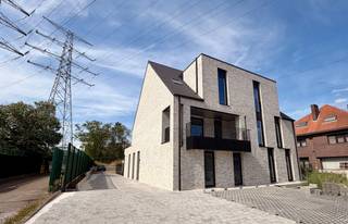Cet appartement de nouvelle construction vous offre les dernières nouveautés en matière de qualité de vie dans un quartier dynamique et calme autour de la Stalenstraat à Genk. En tant que premier occupant, vous profiterez d'une maison toute neuve, entièrement prête à emménager, qui a été peinte par des professionnels et déjà équipée de rideaux élégants et d'un éclairage intégré.<br /><br />Lors de la construction, la priorité absolue a été accordée à la qualité et au confort. L'architecture élégante et la lumière naturelle abondante à travers les grandes fenêtres offrent une vue dégagée et une atmosphère très agréable. L'appartement est extrêmement économe en énergie, équipé de panneaux solaires et d'une installation moderne et durable qui garantit de faibles coûts énergétiques. Vous disposez également d'un espace extérieur privé, d'une luxueuse salle de bain avec douche à l'italienne et double vasque, et d'une cuisine moderne entièrement équipée avec des appareils encastrés de haute qualité tels qu'un lave-vaisselle, une plaque à induction, un four et un réfrigérateur. La technologie et la sécurité ont également été prises en compte grâce à une connexion par fibre optique active pour Internet haut débit, à une vidéosurveillance, à une sonnette vidéo et à un hall d'entrée sécurisé.<br /><br />Le prix de location comprend également une place de parking privée et un garage avec évier. Votre vélo est toujours en sécurité dans le hangar commun couvert et, en consultation avec le propriétaire, il est possible de discuter des animaux de compagnie pour en faire un véritable foyer.<br /><br />L'emplacement est excellent. À distance de marche, vous trouverez de nombreux magasins et équipements quotidiens, notamment Delhaize, Action, Kruidvat, Wara Shop, des magasins spécialisés locaux et un nouveau Lidl de l'autre côté de la rue. Pour la culture, la détente et la gastronomie, rendez-vous dans les cafés, les restaurants cosmopolites, la très animée Vennestraat ou le site culturel C-mine. Les amoureux de la nature pourront se rendre directement à pied ou à vélo dans l'idyllique vallée de Stiemer. Des écoles, des centres sportifs, des garderies, des médecins généralistes et des dentistes se trouvent également à proximité, tandis que l'hôpital du Limbourg oriental, le centre de Genk et les routes principales sont facilement accessibles.<br /><br />Disposition : <br /><br />rez de chaussée :<br /><br />- hall d'entrée<br />- salon <br />- cuisine ouverte<br />- terrasse avec jardin<br />- rangement<br />- salle de nuit<br />- toilettes<br />- salle de bain<br />- 2 chambres<br /><br />Supplémentaire : <br />- Un garage <br />- Jardin communautaire <br /><br />Le moyen le plus rapide pour visiter cet appartement ? Demandez votre visite via le bouton rouge de notre site Web (www.dewaele.com).<br /><br />Les rendez-vous ne peuvent pas être pris par téléphone. Pour toute autre question, vous pouvez nous contacter par téléphone au 011 30 50 50.<br /><br />À bientôt !