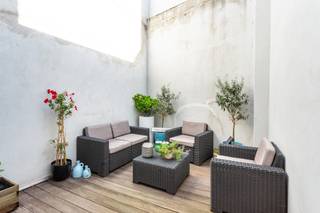 Dit stijlvol appartement van ca 78 m² is gelegen op de eerste verdieping van een kleinschalige residentie nabij de Marnixplaats, pal op het Antwerpse Zuid. Een buurt vol trendy winkels, restaurants en bovendien uitstekende verbindingsmogelijkheden.<br /><br />De authentieke elementen zoals de volle parketvloeren werden gecombineerd met een trendy inrichting. Men betreedt het appartement via een inkomhal met gastentoilet.<br /><br />Dankzij de grote raampartijen aan weerszijden van het appartement is er een aangename lichtinval. De achterzijde van de leefruimte geeft bovendien uit op het binnenterras van ca 12 m². De leefruimte heeft een praktische open keuken met ingebouwde vaatwasser, oven en vitro-keramisch kookvuur.<br /><br />De slaapkamer is halfopen en grenst aan de leefruimte. De ruime badkamer heeft een design lavabomeubel, grote inloopdouche, twee praktische bergingen en geeft eveneens uit op het binnenterras.<br /><br />Twee private kelderbergingen zijn reeds begrepen in de prijs.<br /><br />Dankzij de gegeerde ligging op het Antwerpse Zuid, de karaktervolle afwerking en de praktische indeling is dit appartement bijzonder interessant voor zowel eigen bewoning als investering. Een ideale uitvalsbasis voor wie comfortabel en stijlvol in de stad wil wonen, maar eveneens een aantrekkelijk pand voor verhuur op een locatie waar de vraag traditioneel sterk is.