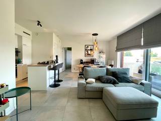 <p>Dit aangenaam 1 slaapkamer-appartement is gelegen op de eerste verdieping te Deinze.</p><p>Het appartement geniet van een gunstige ligging in de Ommegangstraat, op korte afstand van het centrum van Deinze. Winkels, horeca, openbaar vervoer en andere dagelijkse voorzieningen bevinden zich in de nabije omgeving. Ook het station van Deinze en de belangrijkste verbindingswegen zijn vlot bereikbaar.</p><p> </p><p>Het appartement omvat een lichtrijke leefruimte, een ingerichte keuken, ruime slaapkamer, badkamer, berging en een terras.</p><p>Tevens is er parkeermogelijkheid voorzien.</p><p>Een bezoek kan uitsluitend via onze website aangevraagd worden: https://www.vastgoeddevos.be/te-huur, klik het pand aan en klik vervolgens op "vraag hier uw bezoek aan".</p>