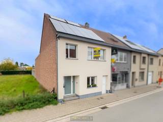 GEZELLIGE EN GOED ONDERHOUDEN GEZINSWONING met TUIN, gelegen te Sint-Lievens-Houtem. Deze woning werd de afgelopen 10 jaar GRONDIG GERENOVEERD...