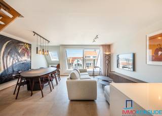 Residentie Monico is gelegen in het commerciële centrum van Koksijde-Bad. Dankzij de uiterst centrale ligging zijn alle winkels maar ook de Zeedijk onmiddellijk bereikbaar.<br /><br />Het zeer ruime appartement (161m²) bestaat uit: inkomhall, ruime woonkamer met toegang tot het terras met lateraal zeezicht, open en volledig ingerichte keuken, heel ruime slaapkamer met terras, tweede slaapkamer, badkamer met dubbele ingebouwde wastafel, inloopdouche, ligbad en toilet, vestiaire en afzonderlijk toilet. Via de trap in de woonkamer bereiken we de nachthall, hier zijn er nog 2 slaapkamers met terrassen, een badkamer met inloopdouche en dubbele wastafel, afzonderlijk toilet en een berging. <u><strong>Totale oppervlakte terrassen = 76,75 m².</strong></u><br /><br />Privatieve berging, schilderwerken en meubels inbegrepen in de verkoopprijs.<br /><br />Verkoop onder BTW-stelsel. 6% mogelijk indien koper aan de voorwaarden voldoet.<br /><br />Het appartement is uitermate geschikt voor vaste bewoning of als tweede verblijf.