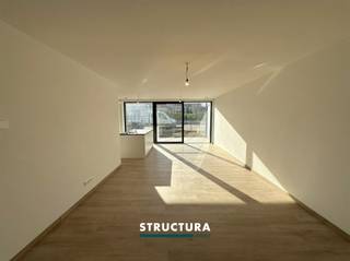 Vous souhaitez nous rendre visite ? Cela est possible UNIQUEMENT sur rendez-vous via notre site web personnel.(Disponible 24h/24 et 7j/7 tant que les réservations ne sont pas complètes) Via le bouton : « Prendre rendez-vous ». Il n'est pas possible de réserver par téléphone ou via des sites web externes.Cet appartement au rez-de-chaussée est situé dans la Résidence Quercus, un environnement calme et sans circulation au cœur de Merchtem.Grâce à sa situation centrale mais sereine, vous profitez ici d’un équilibre parfait entre dynamisme et tranquillité.En entrant dans l’appartement, vous accédez au hall d’entrée avec toilette invités.Le séjour spacieux et lumineux offre un cadre de vie agréable et s’ouvre sur une cuisine ouverte entièrement équipée.L’appartement dispose également de deux chambres à coucher et d’une salle de bains.Depuis le séjour, vous avez un accès direct au jardin privatif avec terrasse, idéal pour se détendre.Caractéristiques :- Situation idéale au centre de Merchtem- Appartement au rez-de-chaussée- Séjour spacieux avec cuisine ouverte- 2 chambres à coucher- Jardin privatif avec terrasse- Garage box avec 2 emplacements (borne de recharge présente)- Environnement calme et sans circulation- Garantie locative : 3 mois