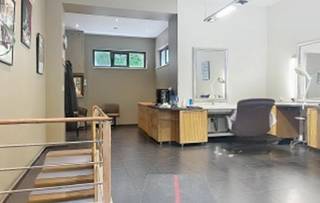<p><span>Deze gelijkvloerse ruimte van ongeveer 60 m² is gelegen aan de Sint-Augustinuslaan, in de gegeerde wijk Hoogte Honderd (Altitude 100) in Vorst. Dankzij de ligging tegenover een school en vlak bij winkels, openbaar vervoer en belangrijke invalswegen geniet het pand van een uitstekende zichtbaarheid en een constante passage van voetgangers.</span></p>
<p><span>Het pand beschikt over een lichtrijke hoofdruimte, een keuken en een ruime opslagruimte in het souterrain met toilet. Door de praktische indeling is het geschikt als kantoor, voor een vrij beroep of als handelsruimte.</span></p>
<p><span>De huurprijs bedraagt </span><strong><span>€1.100 per maand</span></strong><span>, met een </span><strong><span>maandelijkse provisie van €50 voor de gemeenschappelijke lasten</span></strong><span>. Het pand is </span><strong><span>beschikbaar vanaf 1 oktober 2026</span></strong><span>.</span></p>
<p><span>Neem gerust contact met ons op voor meer informatie of een bezichtiging.</span></p>