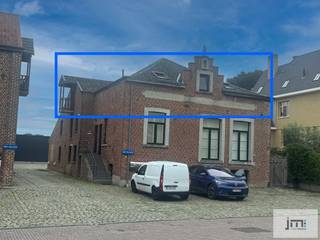 Dit goed onderhouden appartement bevindt zich in een karaktervolle residentie op wandelafstand van het centrum van Borgloon. <br /><br />Op de tweede verdieping komen we via de inkomhal in de gezellige woonkamer met zitruimte en eetplaats. Deze grenst aan de keuken waar zich ook een ontbijttafel bevindt. Aan de voorkant van het gebouw liggen de 3 slaapkamers, waarvan één momenteel als dressing gebruikt wordt. De badkamer is uitgerust met een ligbad met douchehoek en een lavabo met bijhorend meubel en spiegel. <br />Een gastentoilet en de berging maken het appartement compleet. Hier bevinden zich de aansluitingen voor de wasmachine, de verwarmingsinstallatie (aardgas) en de waterontharder.<br /><br />EPC label B en elektriciteit is conform.<br /><br /><em><span>*De vermelde oppervlaktes zijn indicatief. JM Vastgoed kan niet aansprakelijk gesteld worden voor eventuele afwijkingen in de verstrekte gegevens.</span></em>