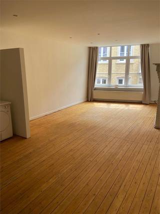 Super gelegen appartement met 1 slaapkamer in klein gebouw.  Het appartement heeft een ruime leefruimte met open keuken. slaapkamer is achteraan gelegen met aansluitend de badkamer. 50 euro gemeenschappelijke kosten waarin water voorzien is. Vrij vanaf 1 mei 2026.