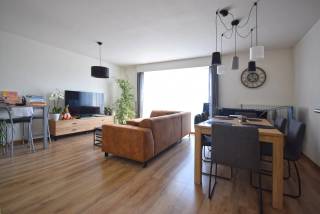 Vijfwegenstraat 164 bus 4<br />8800 Roeselare<br /><br />Dit gerenoveerde pand is ideaal voor wie op zoek is naar een instapklaar en modern appartement.<br />Bestaande uit inkomhal, gastentoilet, lichtrijke woonkamer, ingerichte keuken, badkamer met inloopdouche en twee slaapkamers.<br /><br />Troeven van dit appartement:<br />Recent gerenoveerd: Alles is vernieuwd met oog voor detail en kwaliteit.<br />Instapklaar: Geen verbouwingen meer nodig, gewoon verhuizen en genieten.<br />Centraal gelegen: Dichtbij winkels, openbaar vervoer en scholen.<br />Ideaal voor eigen bewoning of investering: Geschikt voor een brede doelgroep.<br /><br />Garagebox kan bijgekocht worden: €20.000