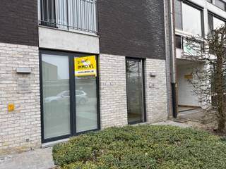 Dit charmante appartement bevindt zich op het gelijkvloers van een verzorgd en goed onderhouden gebouw, centraal gelegen in Geel en vlot...