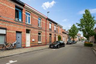 Deze karaktervolle en vernieuwde woning vinden we terug in een aangename straat in het centrum van Turnhout. Op het gelijkvloers komen we de...