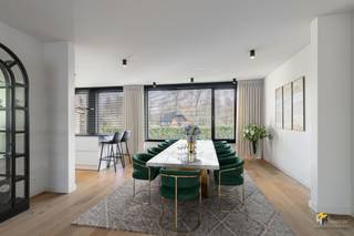 Instapklaar duplex appartement (170 m²) met 2 slaapkamers en terras in Kapellen. Het pand is centraal gelegen in het dorpscentrum, pal tegenover het...