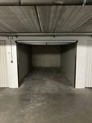 Gesloten garagebox te koop – Elisabethlaan 9, OostendeGaragebox op de ondergrondse verdieping, gelegen in een complex vlak bij het zwembad van...