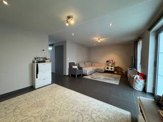 Ontdek deze gezellige woning in het hart van Izegem, ideaal voor wie op zoek is naar rust en comfort.Met twee ruime slaapkamers en een prachtige tuin...