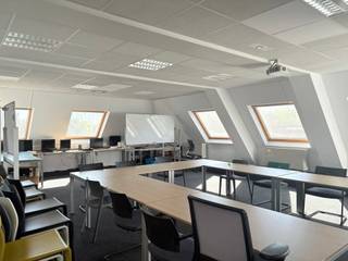 Ideaal gelegen aan Villalaan 16A in Aalst, biedt dit moderne gebouw een unieke kans voor investeerders of bedrijven. Het bestaat uit meerdere...