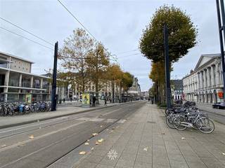 GENT - Graaf van Vlaanderenplein: Op zoek naar een casco commerciële/kantoor ruimte te huur op toplocatie in Gent? Dan is dit pand mogelijk iets...
