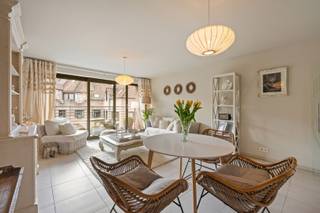 - Ideale ligging in het centrum van Menen: Esplanadestraat 19 bus 201<br />- Uitstekend EPC: label B, 167 kWh/m²/jaar (UC: 3769306)<br />- Leefruimte met open keuken<br />- Handige berging/wasruimte<br />- 2 volwaardige slaapkamers<br />- Badkamer met dubbele wastafel en douche<br />- Zonnig balkon (zuidwestgericht)<br />- Garage inbegrepen<br />- Gemeenschappelijke fietsenberging<br />- Richtprijs: € 179.000