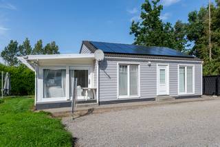 <strong>Charmante chalet met vijver op 1.059 m² in Laakdal (Veerle).</strong><br /><br />Op zoek naar een plek waar rust, groen en comfort samenkomen?<br />Deze verzorgde vrijstaande chalet in Laakdal biedt 81 m² woonruimte, volledig gelijkvloers, op een mooi perceel van maar liefst 1.059 m².<br /><br />Een chalet die vooral verrast zodra je binnenstapt. De gezellige leefruimte met open keuken wordt gekenmerkt door een warme landelijke uitstraling, een hoog plafond en veel natuurlijk licht. Aansluitend bevindt zich de bijzonder aangename veranda, met een prachtig zicht op de tuin en de eigen vijver. Een heerlijke plek om in elk seizoen van het groen en de rust te genieten.<br />De keuken is praktisch ingericht en voorzien van de nodige toestellen. Verder beschikt de chalet over een slaapkamer met ingebouwde kasten, een verzorgde badkamer met ruime inloopdouche en dubbele wastafel, een afzonderlijk toilet en een praktische was-/technische ruimte. De ruime bergzolder biedt eveneens extra bergruimte.<br /><br />Maar de echte troef bevindt zich buiten. Het perceel is grotendeels omgeven door hoge hagen en groen, is volledig omheind en beschikt over een poort waardoor u geniet van voldoende privacy. De vijver vormt het centrale element van de tuin en geeft het geheel een bijzonder rustgevend karakter. Aan de waterkant bevindt zich bovendien een gezellig tuinhuis met terras. Rond de woning is er ruim voldoende plaats voor meerdere wagens.<br /><br />De chalet verkeert over de gehele lijn in perfecte staat, is voorzien van alle moderne comfort en isolatie. Zo is er airco voorzien en zijn er zestien zonnepanelen die instaan voor elektriciteit en de verwarming.<br /><br />Een charmant en comfortabel vakantieverblijf voor wie graag ontsnapt aan de drukte en houdt van ruimte, privacy en groen, zonder in te boeten aan hedendaags wooncomfort.<br /><br /><strong>Belangrijk:</strong> deze chalet is bestemd als vakantieverblijf. Permanente bewoning en het vestigen van een domicilie op dit adres zijn niet mogelijk.<br /><br />Interesse?<br />We nemen graag de tijd om je deze woning ter plaatse te laten ontdekken.<br />📞 014 84 83 69<br />✉️ info@sublimmo.be<br />