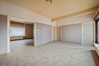<span>Deze woning is gelegen in Zarren.<br /><br /></span><span>De indeling van de woning is als volgt:</span><br />Op het gelijkvloers: inkomhal, woonkamer met eetplaats, badkamer, ruime keuken met zicht op de tuin, berging, zonnige tuin en groot bijgebouw met mancave.<br /><span>Op het eerste verdiep zijn er 3 slaapkamers en een vaste trap naar de zolder (4e slpk mog.)</span><br />De woning beschikt tevens over een kelder.<br /><br /><span>PLUSPUNTEN:</span><br /><span>- 4 SLPKS MOGELIJK</span><br /><span>- GROOT BIJGEBOUW (MET MANCAVE)</span><br /><span>- ZONNIGE TUIN</span>