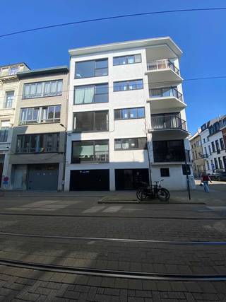 Instap klaar 1- slaapkamer appartement op een centrale ligging.<br />Locatie: Dit appartement te koop is gelegen op de Lange Leemstraat tussen de Belgiëlei en Berchem Station. Een zalige ligging op wandelafstand van het groen kwartier, winkels, leuke horecazaken. Het centrum van Antwerpen is makkelijk bereikbaar met het openbaar vervoer vlak voor de deur.<br /> <br />Beschrijving: Dit 1- slaapkamer appartement ligt op de 3de verdieping te bereiken met de lift of via de trap. Bij het binnenkomen heb je aan de linkerkant de lichtrijke eetkamer met de open keuken. Dankzij de grote raampartij geniet je hiervan heel veel natuurlijk licht. Aan de rechter kan heb je de woonkamer. De keuken heeft een tegelvloer, de rest van het appartement heeft een mooie parket.<br />Als je verder loopt naar de achterzijde van het gebouw, bereik je de ruime slaapkamer met voldoende plaats voor een grote kast. De slaapkamer heeft dezelfde parket, die je ook terug kan vinden in het leefgedeelte.<br />De badkamer beschikt over een grote inloopdouche, toilet en badkamermeubel.<br />Tot slot beschikt het appartement over een privatieve kelderberging van en een gemeenschappelijke fietsenberging.<br /> <br />Moest je interesse hebben, mail ons dan even op langeleem333@gmail.com en maak een afspraak op onze kijkdag zaterdag 25/04/2026. – GEEN IMMO