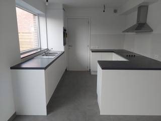 Jonge (BJ:2021) halfopen woning bestaande uit inkomhal, gastentoilet, woonkamer, volledig ingerichte keuken en wasplaats/berging. Boven zijn...