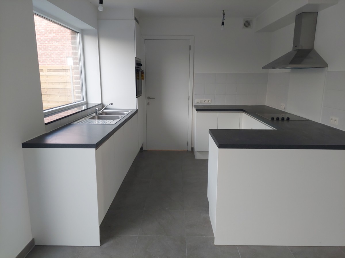 Recente halfopen woning met autostaanplaats en tuintje - foto 3